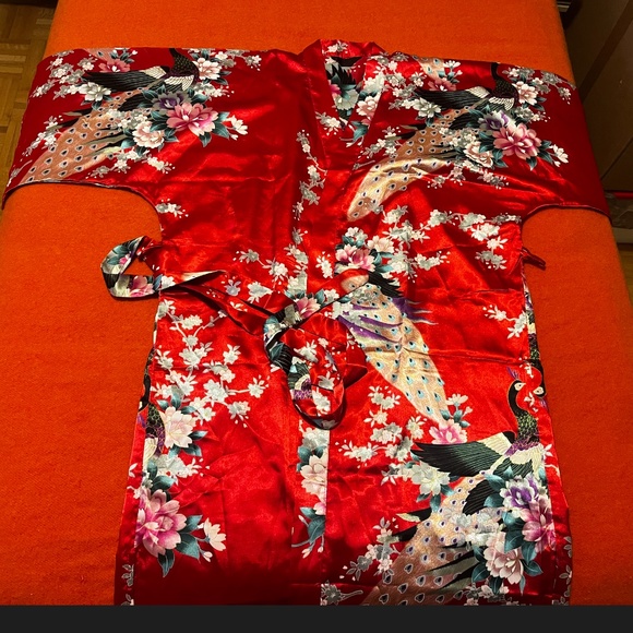 Red with birds and flowers shiny satin kimono like robe NWOT - Picture 2 of 12